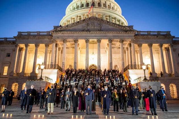 Bilder des Jahres 2021, News 02 Februar News Themen der Woche KW08 News Bilder des Tages Coronavirus in den USA, Gedenkveranstaltung für Opfer der Pandemie in Washington February 23, 2021, Washington, District of Columbia, USA: Members of the Senate and House of Representatives observe a moment of silence on the East Front of the U.S. Capitol for the 500,000 American lives lost to COVID-19, in Washington, DC, February 23, 2021Credit: Rod Lamkey CNP Washington USA - ZUMAs152 20210223_zaa_s152_503 Copyright: xRodxLamkeyx-xCnpx
