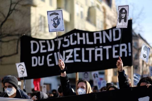 Gedenkdemonstration anlässlich des ersten Jahrestages des rechtsterroristischen Anschlags von Hanau in Berlin. Commemorative demonstration on the occasion of the first anniversary of the Hanau right-wing terrorist attack in Berlin. snapshot-photography xK.M.Krause *** Commemorative demonstration on the occasion of the first anniversary of the Hanau right wing terrorist attack in Berlin snapshot photography xK M Krause