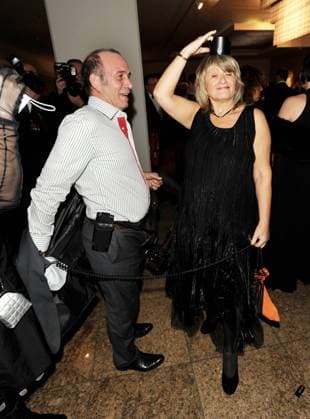 Bundespresseball 2009 Alice Schwarzer ( mit Gegenlichtblende auf dem Kopf) und der Fotograf beim Bundespresseball 2009 im Hotel Intercontinental in Berlin am 27.11.2009. Copyright : Eventpress Mathias Krohn EVENTPRESS *** Federal Press Ball 2009 Alice Schwarzer with lens hood on her head and the photographer at the Federal Press Ball 2009 at the Hotel Intercontinental in Berlin on 27 11 2009 Copyright Eventpress Mathias Krohn EVENTPRESS Copyright: xEventpress MathiasxKrohnx