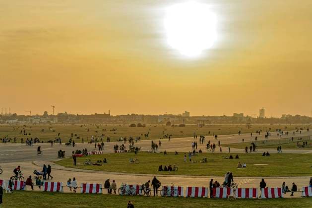 News Themen der Woche KW08 Tempelhofer Feld, Frühlingswetter im Februar 2021, Sonnenuntergang, Berlin Vorfrühling Mitte Februar 2021 in Berlin, Tempelhofer Feld, Menschen bei Freizeitaktivitäten auf der Startbahn und Landebahn auf dem ehemaligen Flughafen Berlin Tempelhof, Saharastaub, Sonnenuntergang, Tempelhof, Berlin, Deutschland, Europa *** Tempelhofer Feld, spring weather in february 2021, sunset, Berlin early spring mid february 2021 in Berlin, Tempelhofer Feld, people doing leisure activities on the runway at the former Berlin Tempelhof Airport, Sahara dust, sunset, Tempelhof, Berlin, Germany, Europe