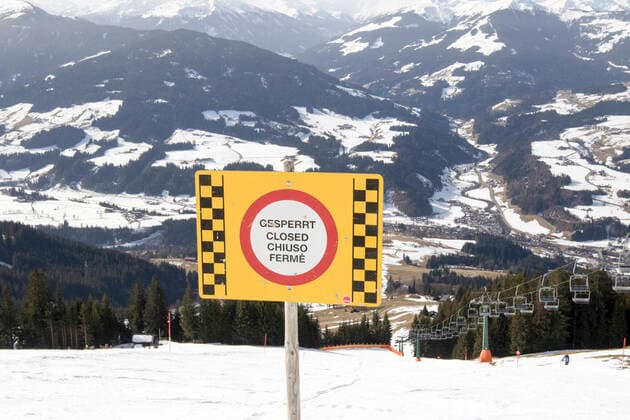 AUT, 2021 02 24 FEATURE WINTERSPORTS CLOSURES MANY SKI RESORTS CLOSE EARLY DUE TO PANDEMIC REGULATIONS SLOPES IN SKI AREA HERE BOARD CLOSED WITH LIFT STANDING