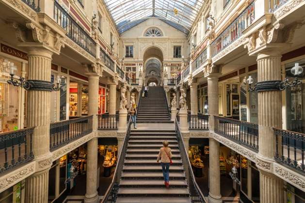 Nantes (north-western France): shopping mall Passage Pommeraye Nantes (north-western France): shopping mall Passage Pommeraye, registered as a National Historic Landmark (French Monument historique), architects Jean-Baptiste Buron and Hippolyte Durand-Gasselin. Walkers crossing the Santeuil Gallery Pays de Loire; Atlantic Loire region; Nantes Europe; Western Europe; France  Copyright: xGazeauxJ Andia.frx 367938