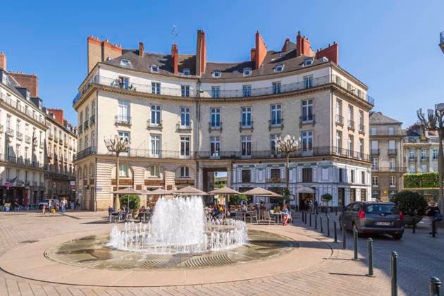 Nantes (north-western France): fountain in place Graslin square Nantes (north-western France): building facades and the fountain in place Graslin square, with the restaurant La Cigale Pays de Loire; Atlantic Loire region; Nantes Europe; Western Europe; France  Copyright: xGazeauxJ Andia.frx 369236
