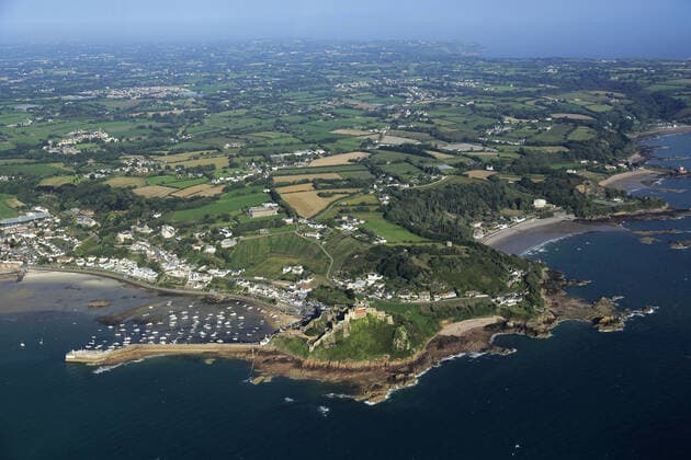 Channel Islands; Jersey Channel Islands, Jersey: aerial view of the harbour of Gorey, in the parishes of St. Martin and Grouville, on the east coast of the island, overlooked by the imposing Mont Orgueil castle. Europe; Western Europe; Great Britain  Copyright: xHedelinxF Andia.frx 373119
