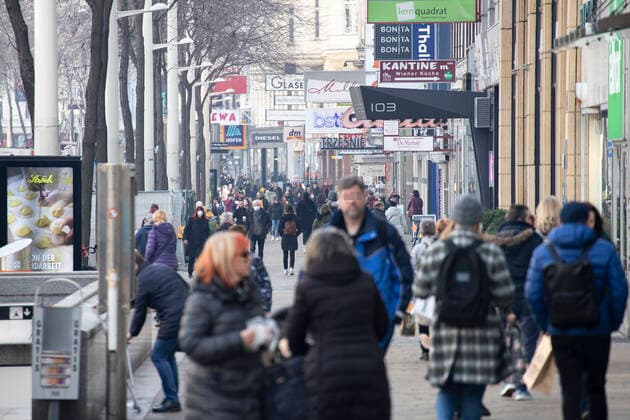 Corona virus in Austria: Rising infection rates Seit den ersten Lockerungen und der damit einhergehenden Öffnung des Handels im dritten Lockdown steigen die Infektionszahlen in Österreich wieder an. Im Bild: Die beliebte Einkaufsstraße ,,Mariahilfer Straße ist bereits am Vormittag stark frequentiert. Geschäfte werben mit Rabattaktionen um Kundinnen und Kunden. Wien, Österreich. 25.02.2021