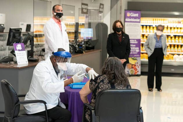 February 25, 2021, Washington, District of Columbia, USA: United States Vice President Kamala Harris watches as Dr. Linval Matthews administers a Moderna COVID-19 vaccine to Brenda Thompson during a visit to a covid-19 vaccination facility in Washington, DC, in an effort to promote the Administration s plan to promote vaccinations in areas hit hard by the virus, February 25, 2021 Washington USA - ZUMAs152 20210225_zaa_s152_029 Copyright: xChrisxKleponisx-xPoolxViaxCnpx