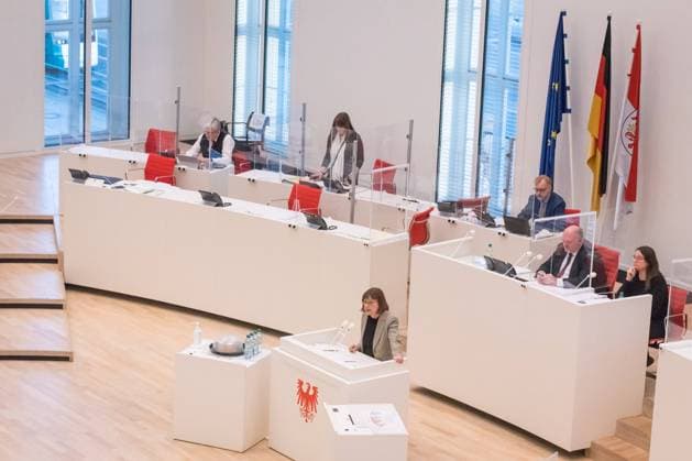 Potsdam, Sitzung des Landtags Brandenburg Ursula Nonnemacher (Ministerin für Soziales, Gesundheit, Integration und Verbraucherschutz des Landes Brandenburg, Bündnis 90 Die Grünen) spricht während der Sitzung des Landtag Brandenburg am 25.02.2021. Potsdam Landtag Brandenburg Brandenburg Deutschland *** Potsdam, Session of the Brandenburg State Parliament Ursula Nonnemacher Minister for Social Affairs, Health, Integration and Consumer Protection of the State of Brandenburg, Bündnis 90 Die Grünen speaks during the session of the Brandenburg State Parliament on 25 02 2021 Potsdam State Parliament Brandenburg Brandenburg Germany