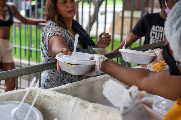 COVID-19 Food Assistance in Brazil RIO DE JANEIRO, BRAZIL, FEB 25: COVID-19 FOOD ASSISTANCE - NGO volunteers distribute free meal to people in precarious situations during the COVID-19 pandemic at downtown Rio , on Feb. 25, 2021. Rio de Janeiro Brazil 6209_232874 Copyright: xChicoxFerreira PentaxPressx