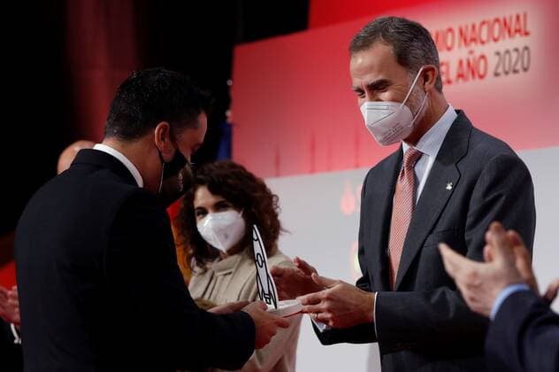 Spain s King Felipe VI (R) hands in the Prize to the Small and Medium Business of the Year 2020 to Javier Mira (L), CEO of FacePhi Biometria, during a awarding ceremony held at Santander bank headquarters in Madrid, central Spain, 26 February 2021. The event is organized by Santander bank and Spain s Chamber of Commerce. J.J. Guillén POOL King Felipe hands in Prize to the Small and Medium Business of the Year 2020 !ACHTUNG: NUR REDAKTIONELLE NUTZUNG!  Copyright: xJ.J.xGuillénx GRAF4534 20210226-637499414219579665
