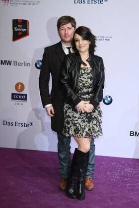 Echo 2010 Miriam Pielhau mit Mann Thomas Hanreich - Echo 2010 - Deutscher Musikpreis -German music price - Messe Berlin - Funkturm - Berlin. Deutsche Phono Akademie Copyright: Eventpress Herrmann Datum: 04.03.2010 *** Echo 2010 Miriam Pielhau with husband Thomas Hanreich Echo 2010 German music award German music award Messe Berlin Funkturm Berlin Deutsche Phono Akademie Copyright Eventpress Herrmann Date 04 03 2010 Copyright: xEventpressxHerrmannx