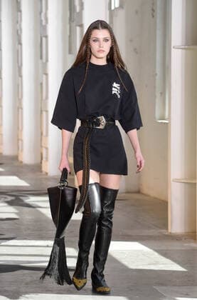 Bilder des Jahres 2021, Entertainment 02 Februar Entertainment Themen der Woche KW08 News Bilder des Tages Milan Fashion Week, Woman Fall Winter. 2021 2022 Milan, Women s Fashion Fall Winter 2021 202. Etro Fashion Show Pictured: Model  Copyright: xSimonaxChiocciax xIPAx xFotosickix