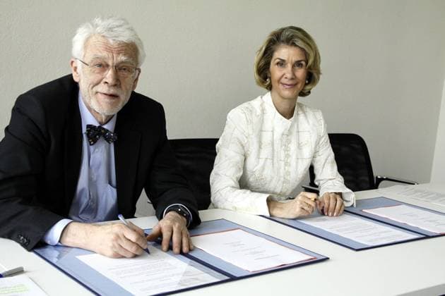 Bildungsprojekt jungbewegt Prof. Dr. E. Juergen Zoellner (Bildungssenator) mit Dr. Brigitte Mohn ( Bertelsmann Stiftung) bei der Unterzeichnung des Kooperationsvertrages des bundesweiten Bildungsprojektes jungbewegt in der Senatsverwaltung in der Otto-Braun-Strasse 27 in Berlin. Copyright: Eventpress Mueller 24.03.2010 *** Educational project jungbewegt Prof Dr E Juergen Zoellner Senator of Education with Dr Brigitte Mohn Bertelsmann Foundation at the signing of the cooperation agreement of the nationwide educational project jungbewegt in the Senate Administration in Otto Braun Strasse 27 in Berlin Copyright Eventpress Mueller 24 03 2010 Copyright: xEventpressxMuellerx
