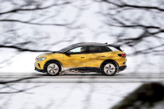 Volkswagen ID.4 1st Edition Max electric SUV. Car driving on a snowy road in the winter. MARIEFRED SWEDEN x10050x *** Volkswagen ID 4 1st Edition Max electric SUV Car driving on a snowy road in the winter MARIEFRED SWEDEN x10050x,  Copyright: xPontusxLundahl TTx VOLKSWAGEN ID.4