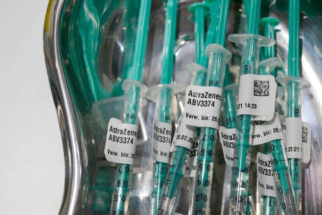 DEUTSCHLAND, Hamburg, Corona Pandemie, Impfzentrum der KVH und Sozialbehörde Hamburg in den Messehallen, groesstes Impfzentrum Deutschlands fuer bis zu 7000 Menschen taeglich, Zubereitung, Aufziehen der britischen Impfdosen AstraZeneca Hamburg Germany