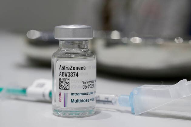 DEUTSCHLAND, Hamburg, Corona Pandemie, Impfzentrum der KVH und Sozialbehörde Hamburg in den Messehallen, groesstes Impfzentrum Deutschlands fuer bis zu 7000 Menschen taeglich, leere Glasflaeschchen des britischen Impfstoff AstraZeneca nach dem Aufziehen auf Spritzen Hamburg Germany
