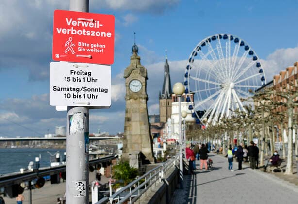 Bilder des Jahres 2021, News 02 Februar News Themen der Woche KW08 News Bilder des Tages F95 - H96 Düsseldorf, NRW 26.2.2021, Corona, Bitte gehen Sie weiter: Aufgrund der Menschenansammlungen am vergangenen Wochenende hat die Stadt Düsseldorf ein Verweilverbot für die Rheinuferpromenade in der Altstadt festgelegt. Dieses gilt an Freitagen von 15:00 Uhr bis 1:00 Uhr und an Sa So. von 10:00 bis 1:00 Uhr. Noch ist es 14:50 am Freitag und Menschen nutzen die Zeit auf den Parkbänken. *** F95 H96 Düsseldorf, NRW 26 2 2021, Corona, Please move along Due to the crowds last weekend, the city of Düsseldorf has imposed a no-stopping rule for the Rheinuferpromenade in the Altstadt This applies on Fridays from 3pm to 1am and on Sat Sun from 10am to 1am It is still 2 50 on Friday and people are taking advantage of the time on the