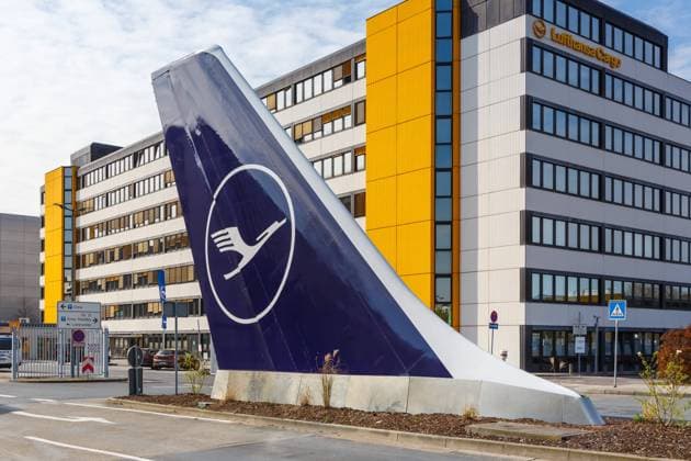 Frankfurt, Deutschland - 7 April 2020: Lufthansa Zentrale Hauptsitz mit Leitwerk auf dem Flughafen Frankfurt (FRA) in Deutschland *** Frankfurt, Germany 7 April 2020 Lufthansa Headquarters with tail gate at Frankfurt FRA Airport in Germany 1084202871