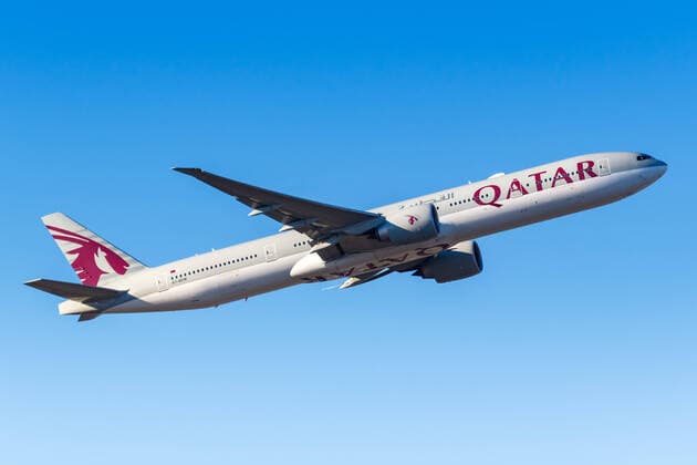 Frankfurt, Deutschland - 13 Februar 2021: Ein Boeing 777-300ER Flugzeug der Qatar Airways mit dem Kennzeichen A7-BEM auf dem Flughafen Frankfurt (FRA) in Deutschland *** Frankfurt, Germany 13 February 2021 A Boeing 777 300ER aircraft of Qatar Airways with registration number A7 BEM at Frankfurt FRA airport in Germany 1084203793