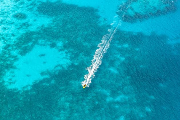 Seychellen Boot Hintergrund Wasser Meer Textfreiraum Copyspace Ozean aerial Luftbild Vogelperspektive *** Seychelles boat background water sea text free space copyspace ocean aerial birds eye view 1084204273