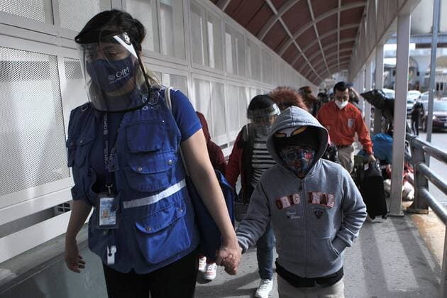 International Organization for Migrants staff crossed the first migrants who had been in Ciudad Juarez for two years through the Paso del Norte International Bridge towards El Paso, Texas, in Ciudad Juarez. Mexico, 26 February 2021. Tijuana, Matamoros and from this Friday, Ciudad Juarez, are the three Mexican border points from where migrants are already crossing into the United States for an immigration court to review their asylum cases. On February 12, the Government of Joe Biden announced the reopening as of February 19 of the cases of asylum seekers returned to Mexico by a program run by former President Donald Trump. EFE Luis Torres Migrants stranded at the Mexican border cross into the US from three cities !ACHTUNG: NUR REDAKTIONEL  Copyright: xLuisxTorresx MEX5848 20210227-637499951119817016