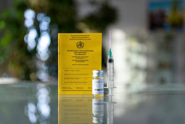 A classic analogue vaccination card stands next to a vaccination dose and a syringe on a table The EU heads of state and government had agreed on Thursday on a European solution for the Corona vaccination card Topic Image, Symbol Image Foto:xD.xAnoraganingrumx xFuturexImage