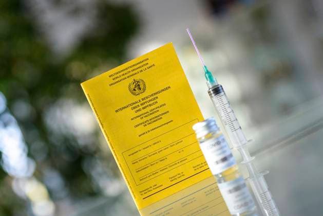 A classic analogue vaccination card stands next to a vaccination dose and a syringe on a table The EU heads of state and government had agreed on Thursday on a European solution for the Corona vaccination card Topic Image, Symbol Image Foto:xD.xAnoraganingrumx xFuturexImage