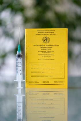 A classic analogue vaccination card stands next to a vaccination dose and a syringe on a table The EU heads of state and government had agreed on Thursday on a European solution for the Corona vaccination card Topic Image, Symbol Image Foto:xD.xAnoraganingrumx xFuturexImage