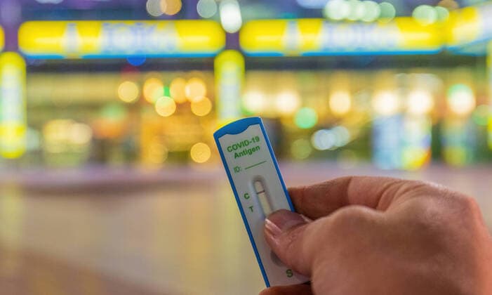 MÜNCHEN, DEUTSCHLAND 26. FEBRUAR 2021 Deutschland plant den Verkauf von Coronavirus COVID 19 Schnelldiagnosetest RDT in Supermärkten Coronavirus COVID 19 Schnelldiagnosetest RDT von einer Hand gehalten vor einem EDEKA-Supermarkt am Flughafen München Erding Deutschland Copyright: xcopyrightxOFFENBERGx