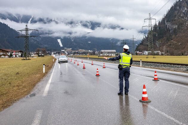 Mayerhofen 27.02.2021, Mayerhofen, AUT, Coronavirus in Österreich, Mayerhofen Ausreisetestpflicht, Angesichts einer Häufung von CoV-Fällen mit Verdacht auf die erstmals in Südafrika aufgetretene Mutation B.1.351 kommen auf die Tiroler Gemeinde Mayrhofen im Bezirk Schwaz von heute, Samstag bis kommenden Mittwoch verschärfte Maßnahmen zu, im Bild Übersicht Kontrollstelle Overview Checkpoint during the start of the exit test period. Mayrhofen in the rear Zillertal valley may only be left with a negative Corona test no older than 72 hours from today until Wednesday, 03 March 2021, due to the spread of the South African mutant. Retail outlets - except for basic groceries - will also remain closed from Saturday to Wednesday. The kinderg  EP_gro