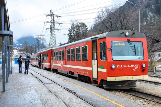 Mayerhofen 27.02.2021, Mayerhofen, AUT, Coronavirus in Österreich, Mayerhofen Ausreisetestpflicht, Angesichts einer Häufung von CoV-Fällen mit Verdacht auf die erstmals in Südafrika aufgetretene Mutation B.1.351 kommen auf die Tiroler Gemeinde Mayrhofen im Bezirk Schwaz von heute, Samstag bis kommenden Mittwoch verschärfte Maßnahmen zu, im Bild Übersicht Bahnhof Zillertalbahn Overview Station during the start of the exit test period. Mayrhofen in the rear Zillertal valley may only be left with a negative Corona test no older than 72 hours from today until Wednesday, 03 March 2021, due to the spread of the South African mutant. Retail outlets - except for basic groceries - will also remain closed from Saturday to Wednesday. The kin  EP_gro