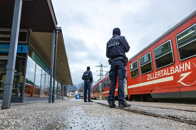 Mayerhofen 27.02.2021, Mayerhofen, AUT, Coronavirus in Österreich, Mayerhofen Ausreisetestpflicht, Angesichts einer Häufung von CoV-Fällen mit Verdacht auf die erstmals in Südafrika aufgetretene Mutation B.1.351 kommen auf die Tiroler Gemeinde Mayrhofen im Bezirk Schwaz von heute, Samstag bis kommenden Mittwoch verschärfte Maßnahmen zu, im Bild Übersicht Bahnhof Zillertalbahn Overview Station during the start of the exit test period. Mayrhofen in the rear Zillertal valley may only be left with a negative Corona test no older than 72 hours from today until Wednesday, 03 March 2021, due to the spread of the South African mutant. Retail outlets - except for basic groceries - will also remain closed from Saturday to Wednesday. The kin  EP_gro