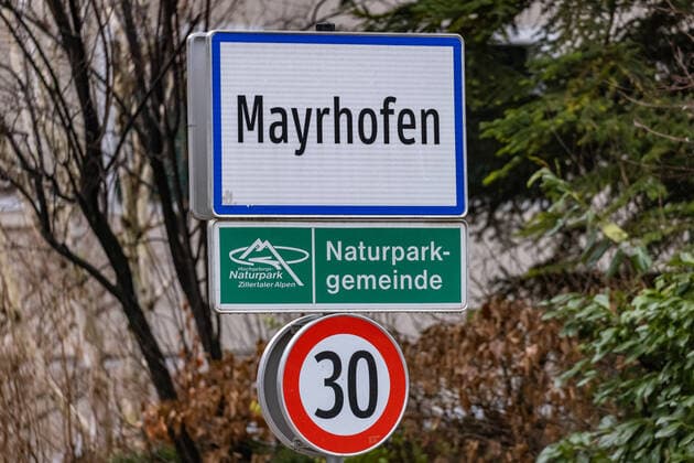 Mayerhofen 27.02.2021, Mayerhofen, AUT, Coronavirus in Österreich, Mayerhofen Ausreisetestpflicht, Angesichts einer Häufung von CoV-Fällen mit Verdacht auf die erstmals in Südafrika aufgetretene Mutation B.1.351 kommen auf die Tiroler Gemeinde Mayrhofen im Bezirk Schwaz von heute, Samstag bis kommenden Mittwoch verschärfte Maßnahmen zu, im Bild Ortsschild Mayrhofen Citysign Mayrhofen during the start of the exit test period. Mayrhofen in the rear Zillertal valley may only be left with a negative Corona test no older than 72 hours from today until Wednesday, 03 March 2021, due to the spread of the South African mutant. Retail outlets - except for basic groceries - will also remain closed from Saturday to Wednesday. The kindergarten  EP_gro