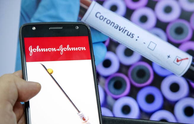 SÃO JOSÉ DOS CAMPOS, SP - 27.02.2021: VACINAS DA JOHNSON E JOHNSON COVID 19 - With the approval of the Food and Drug Administration (FDA), a drug regulatory agency, for the emergency use of the Johnson &amp; Johnson single-dose coronavirus vaccine, the United States guarantees an additional 100 million doses for its population. x2036941x  LuisxLimaxJr