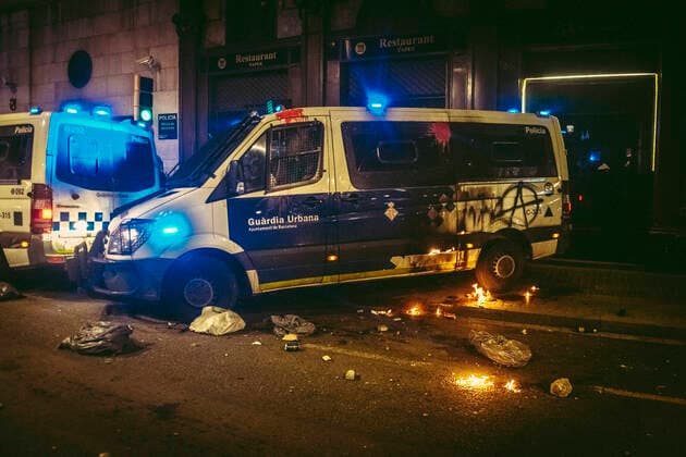 Bilder des Jahres 2021, News 02 Februar News Themen der Woche KW08 News Bilder des Tages February 27, 2021, Barcelona, Catalonia, Spain: A van of Barcelona s urban police takes fire aster protesters have thrown a Molotov cocktail during a protest against the imprisonment of rapper Pablo Hasel , convicted to jail for glorifying terrorism and insulting Spain s former king in lyrics, which turns into riots after a few days of calm Barcelona Spain - ZUMAo105 20210227_zap_o105_009 Copyright: xMatthiasxOesterlex