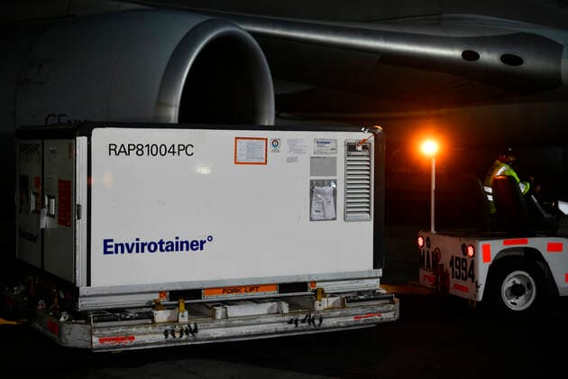 (210228) -- MEXICO CITY, Feb. 28, 2021 -- A staff member transfers a temperature-controlled cargo container with COVID-19 vaccines from Chinese company Sinovac at Mexico International Airport in Mexico City, Mexico, Feb. 27, 2021. The second shipment of COVID-19 vaccines from Chinese company Sinovac arrived in Mexico City on Saturday. ) MEXICO-MEXICO CITY-CHINA-SINOVAC-VACCINE-ARRIVAL XinxYuewei 