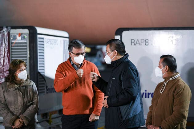 (210228) -- MEXICO CITY, Feb. 28, 2021 -- Mexican Foreign Minister Marcelo Ebrard (2nd L) and Chinese Ambassador to Mexico Zhu Qingqiao (2nd R) greet each other at Mexico International Airport in Mexico City, Mexico, Feb. 27, 2021. The second shipment of COVID-19 vaccines from Chinese company Sinovac arrived in Mexico City on Saturday. ) MEXICO-MEXICO CITY-CHINA-SINOVAC-VACCINE-ARRIVAL XinxYuewei 