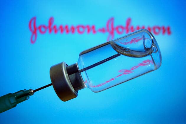 The new vaccine of the manufacturer Johnson Johnson has been approved in the USA Topic image Johnson and Johnson vaccine Disposable syringe and vaccine canister with vaccine for injection with a cannula Vaccine syringe