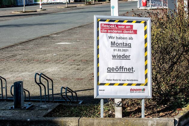 Bamberg, Germany 28 February 2021 Toom Baumarkt in Bamberg, Bavaria, informs customers that the store will reopen from 01 March 2021 The DIY stores had been closed due to the lockdown to fight the Corona pandemic Bavaria Copyright: xFotostandx xK.xSchmittx