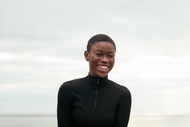 IMAGO Creative: Kulturelle Folgen der Pandemie: Gesundheitsbewu?tsein und Alleinsein Young gentle African American female in casual clothes looking at camera on ocean coast, Model released Copyright: xRaulxMelladox MR