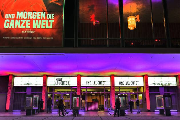 Bilder des Jahres 2021, Entertainment 02 Februar Entertainment Themen der Woche KW08 Entertainment Bilder des Tages Berlin, Kino International am Vorabend der Berlinale 28.02.2021, Berlin, DEU Am Vorabend der Berlinale macht das Kino International in Berlin auf die Coronabedingte Situation der Kinos aufmerksam unter dem Motto Kino leuchtet. Für dich *** 28 02 2021, Berlin, DEU On the eve of the Berlinale, the Kino International in Berlin draws attention to the Corona-conditioned situation of cinemas under the motto Cinema shines For you