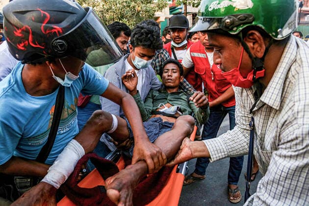 Bilder des Jahres 2021, News 02 Februar News Themen der Woche KW08 News Bilder des Tages February 28, 2021, Mandalay, Myanmar: (EDITORS NOTE: Image contains graphic content).Protesters carry a wounded man after police and military opened fire on protesters during a demonstration against the military coup..A massive crowd took to the streets of Mandalay to protest against the military coup and demanded the release of Aung San Suu Kyi..Myanmar s military detained State Counsellor of Myanmar Aung San Suu Kyi on February 01, 2021 and declared a state of emergency while seizing the power in the country for a year after losing the election against the National League for Democracy Mandalay Myanmar - ZUMAs197 20210228_zaa_s197_197 Copyright: xKaungxZawxHeinx