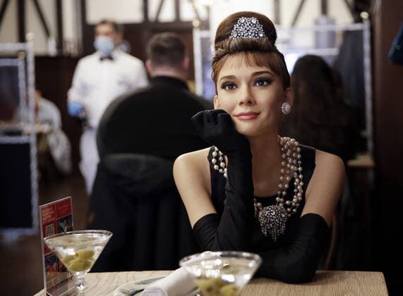 Bilder des Jahres 2021, Entertainment 02 Februar Entertainment Themen der Woche KW08 A wax figure of Audrey Hepburn fills a seat at a table when Madame Tussauds Wax Figures join restaurant diners at Peter Luger Steak House in New York City on Sunday, February 28, 2021. The celebrity wax figures will remain at the Williamsburg location until Monday, March 1.  NYP20210228126 JohnxAngelillo