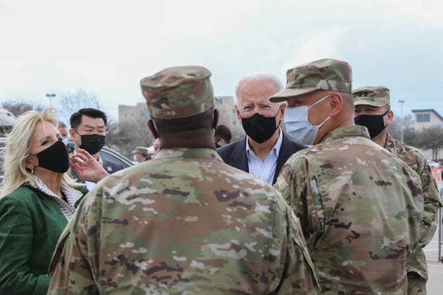 STYLELOCATIONU.S President Joe Biden and First Lady Dr. Jill Biden speak with USAF Chief Master Sgt. Robert Ellis, Superintendent, 63rd Expeditionary Medical Operations Squadron while Col. Danny Wong, Commander, 64th Expeditionary Medical Operations Squadron, looks on following a visit to the federally-supported COVID-19 Community Vaccination Center at NRG Stadium February 26, 2021 in Houston, Texas, Houston United States of America - ZUMAp138 20210226_zaa_p138_010 Copyright: xMaj.xDougxHalleaux U.S.xArmyx