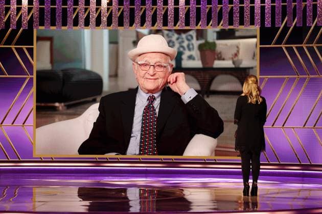 February 28, 2021, Beverly Hills, California, USA: (l-r) Honoree Norman Lear accepts the Carol Burnett Award with Amy Poehler at the 78th Annual Golden Globe Awards held at the Beverly Hilton Hotel. Beverly Hills USA  - ZUMA20.J 20210228_mda_z03_265 Copyright: xChristopherxPolkx