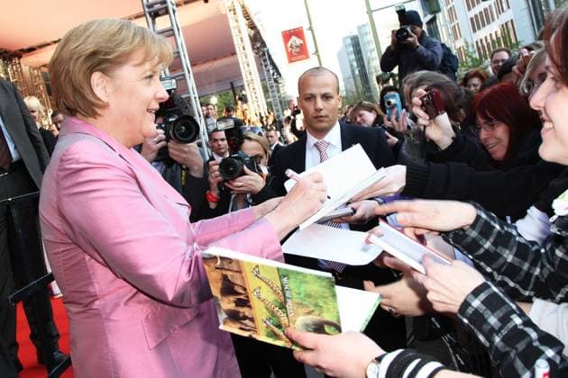 Deutscher Filmpreis 2010 Dr. Angela Merkel gibt Autogramme - Deutscher Filmpreis 2010 - Deutsche Filmakademie verleiht im Friedrichstadtpalast in Berlin. Copyright: Eventpress Radke Datum: 23.04.2010 *** German Film Award 2010 Dr Angela Merkel signs autographs German Film Award 2010 German Film Academy awards at Friedrichstadtpalast in Berlin Copyright Eventpress Radke Date 23 04 2010 Copyright: xEventpressxRadkex