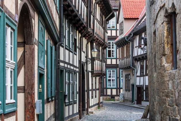 Narrow alley with half-timbered houses in the old town, UNESCO World Heritage Site, Quedlinburg, Saxony-Anhalt, Germany, Europe Copyright: imageBROKER AndreasxVitting iblavi06700398.jpg