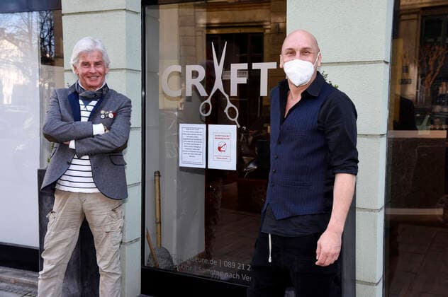 Bilder des Jahres 2021, Entertainment 03 März Entertainment Themen der Woche KW09 Entertainment Bilder des Tages Frederic Meisner mit Günther Neutert bei seinem Friseurbesuch nach dem Friseurneustart nach Lockdown im Salon Craft Friseure. München, 01.03.2021 *** Frederic Meisner with Günther Neutert at his hairdresser visit after Lockdown at Salon Craft Hairdressers Munich, 01 03 2021 Foto:xS.xAdamx xFuturexImage