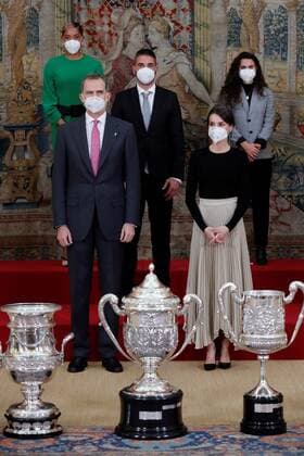 Spain s King Felipe VI (L) and Queen Letizia (R) pose for a family photo with the winners during a 2018 Spanish National Sports Awarding Ceremony at Pardo Palace, in Madrid, Spain, 02 March 2021. Spain s Royal couple gives 2018 Spanish National Sports Awards 2018 !ACHTUNG: NUR REDAKTIONELLE NUTZUNG!  Copyright: xJuanxCarlosxHidalgox GRAF6566 20210302-637502890722455436