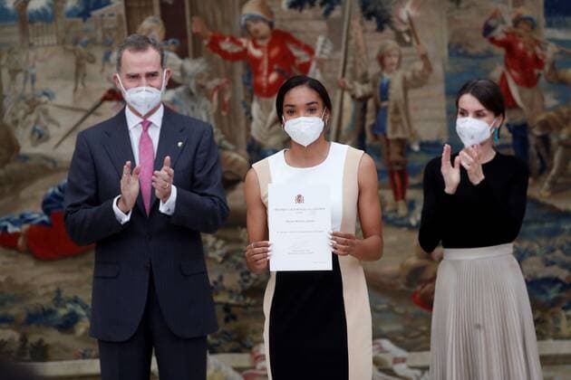 Spain s King Felipe VI (L) and Queen Letizia (R) give Queen Sofia Award to Best Athlete under 18 to soccer player Salma Paralluelo during a 2018 Spanish National Sports Awarding Ceremony at Pardo Palace, in Madrid, Spain, 02 March 2021. Spain s Royal couple gives 2018 Spanish National Sports Awards 2018 !ACHTUNG: NUR REDAKTIONELLE NUTZUNG!  Copyright: xJuanxCarlosxHidalgox GRAF6464 20210302-637502890732611687