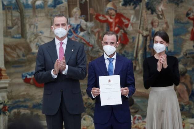 Spain s King Felipe VI (L) and Queen Letizia give 2018 Spanish National Sports Award to Best Atlete Alejandro Valverde (C) during a ceremony at Pardo Palace, in Madrid, Spain, 02 March 2021. Spain s Royal couple gives 2018 Spanish National Sports Awards 2018 !ACHTUNG: NUR REDAKTIONELLE NUTZUNG!  Copyright: xJuanxCarlosxHidalgox GRAF6458 20210302-637502890742611684
